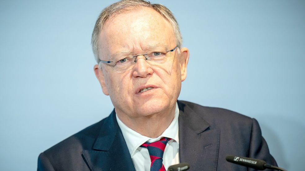 Wird sich wohl bald in einem Untersuchungsausschuss erklären müssen: Niedersachsens Ministerpräsident Stephan Weil (SPD). Es geht um die höhere Bezahlung seiner Büroleiterin. Foto: Michael Kappeler/dpa