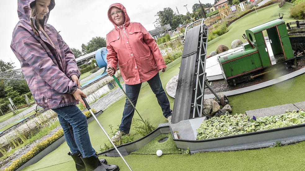 Auf Adventure-Golf-Anlagen wie hier in Wiesmoor spielt man auf Kunstrasen. Foto: Ortgies