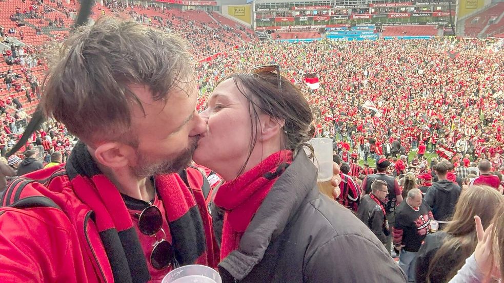 Meisterkuss für Meisterkusen: Zu dem privaten Glück von Andreas und Anne Braun aus der Krummhörn gesellt sich nun auch das fußballerische. Ihr Lieblingsklub Bayer Leverkusen feierte am Sonntag die erste Deutsche Meisterschaft. Familie Braun war live mit dabei. Fotos: Privat