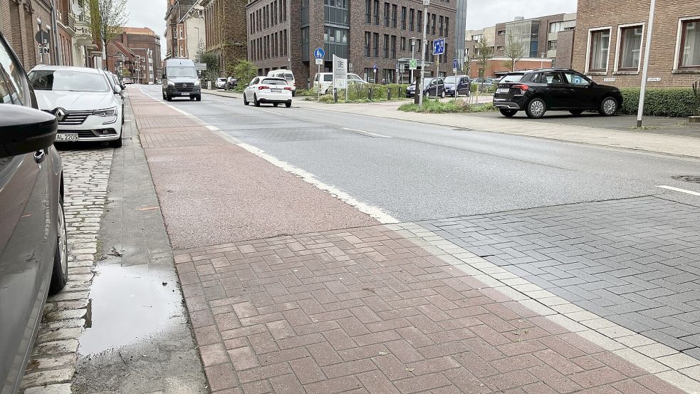 Versackungen sollen endgültig behoben werden: Statt Pflaster kommt jetzt eine neue Asphaltdecke. Foto: Schuurman