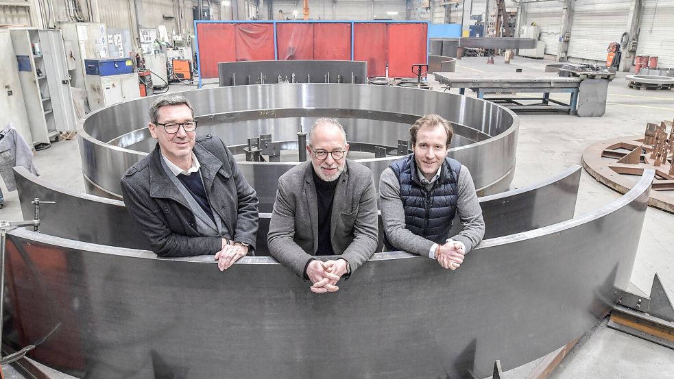 Rainer Lüger (von links) und Gerhard Müller sind die Geschäftsführer der Logaer Maschinenbau GmbH. Thomas Otten ist Geschäftsführer der LMB Verwaltungs GmbH. Foto: Ortgies