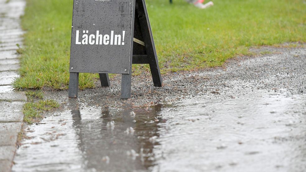 Zum Lächeln ist Redakteurin Nikola Nording schon lange nicht mehr. Sie möchte, dass der Regen endet. Foto: Ortgies/Archiv