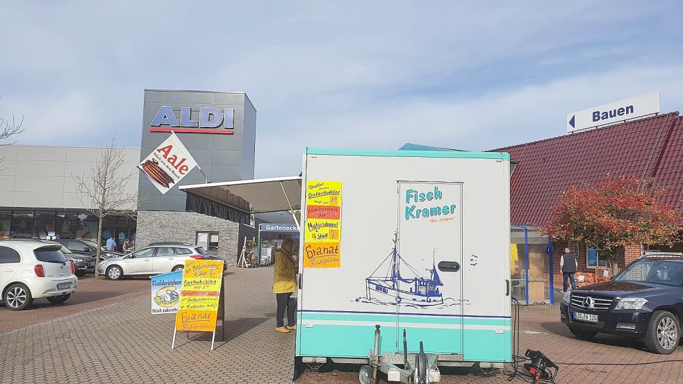 Ein einziger Stand ist vom Wochenmarkt auf dem Parkplatz bei Holz & Bau in Weener übrig geblieben: der von Fisch Kramer. Foto: Gettkowski/Archiv