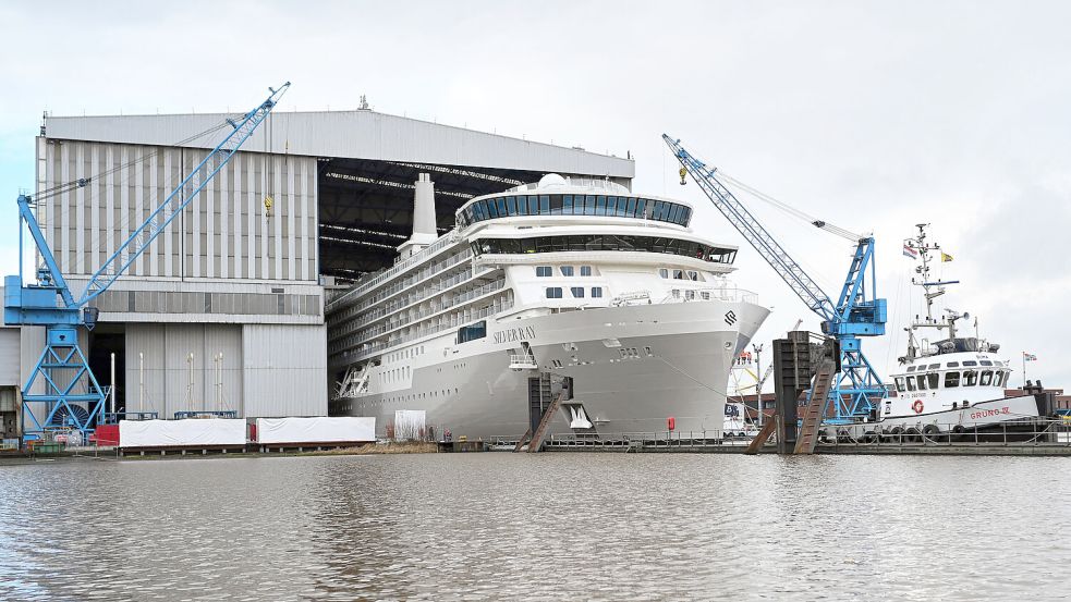 Die „Silver Ray“ beim Verlassen des Baudocks vor einigen Wochen. Foto: Lars Penning/dpa