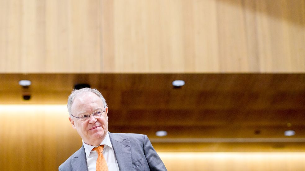 Stephan Weil (SPD), Ministerpräsident von Niedersachsen, muss sich wegen der Bezahlung seiner Büroleiterin in einem Untersuchungsausschuss verantworten. Foto: Julian Stratenschulte/dpa
