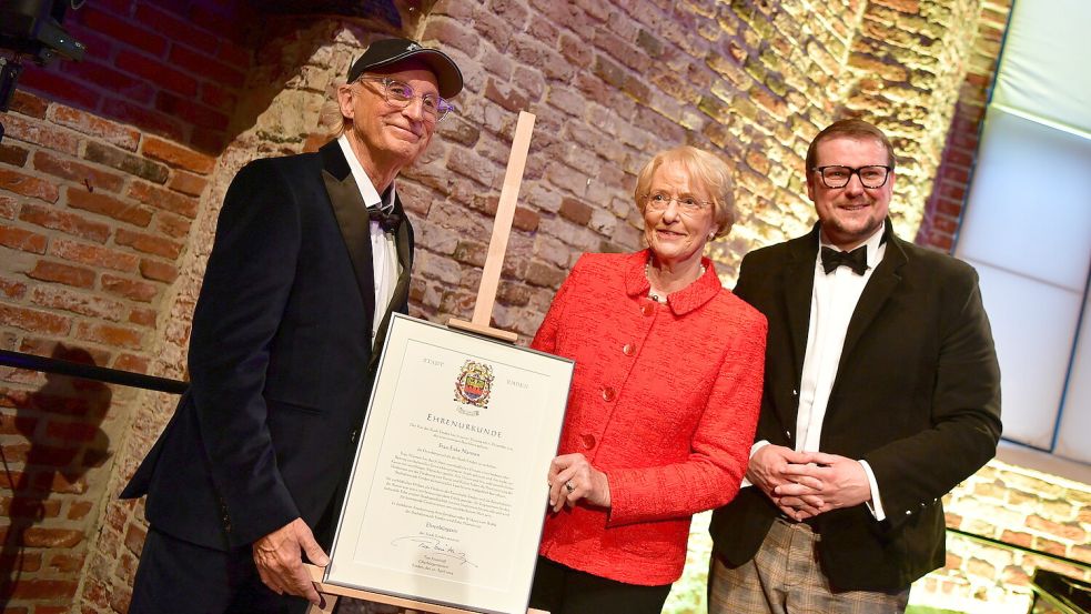 Feierlich wurde in der Johannes-a-Lasco-Bibliothek am Samstagabend, 20. April 2024, die Ehrenbürgerschaft der Stadt Emden an Eske Nannen verliehen. Oberbürgermeister Tim Kruithoff und Laudator Otto Waalkes fanden viele lobende Worte für die 82-Jährige.