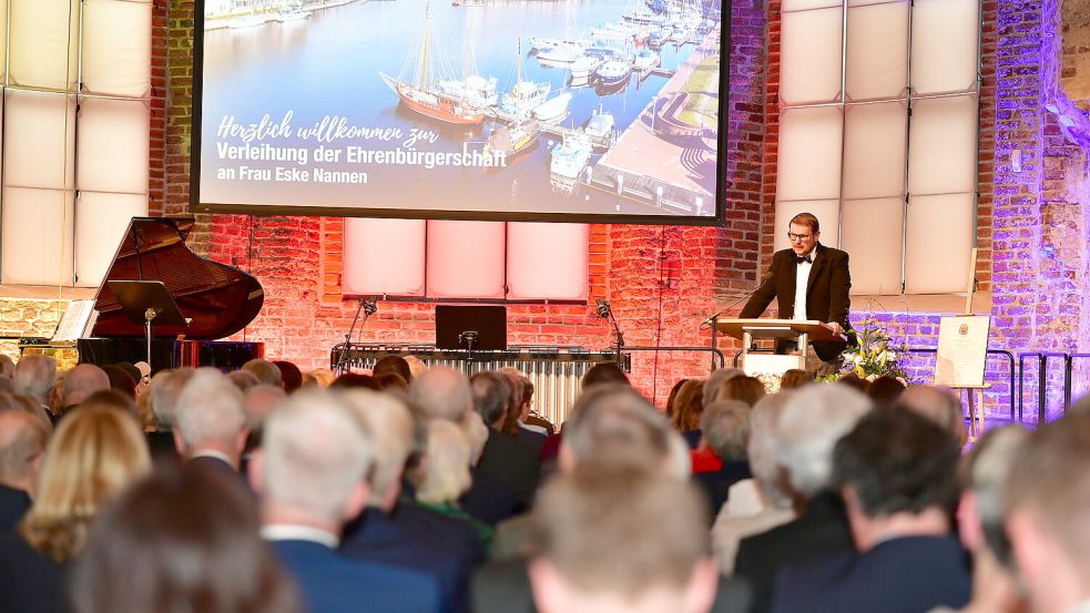Oberbürgermeister Tim Kruithoff lobte Eske Nannens unermüdlichen Einsatz.