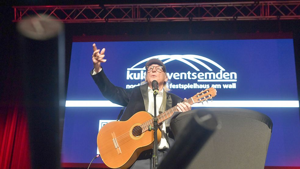 Beim Song "Friesenjung" sollte das Publikum mitpfeifen. Das klappte nicht auf Anhieb.