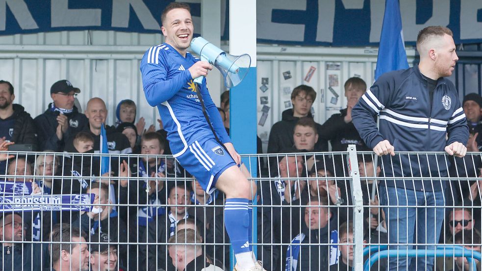 Hatte am Samstag gut lachen: Winter-Neuzugang Marcell Sobotta traf prompt in seinem ersten Heimspiel für Kickers Emden und durfte danach den Humba-Ansager auf dem Zaun geben. Fotos: Doden, Emden