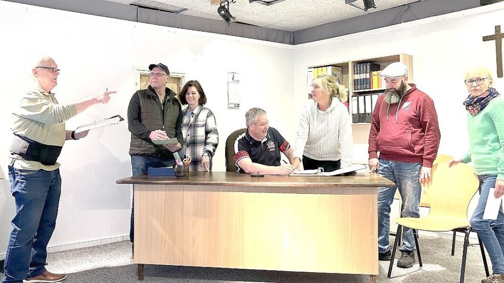 „Spöölbaas“ Johann Schüller (links) probt derzeit mit den Darstellern das neue Stück. In Kürze feiert die Gruppe Premiere. Foto: privat