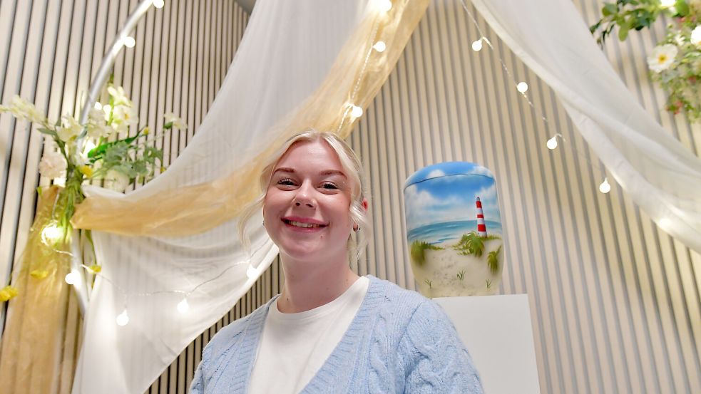 Bestattungsfachkraft Marie Janssen gefällt ihr Beruf vor allem wegen der Vielseitigkeit. Foto: Ortgies