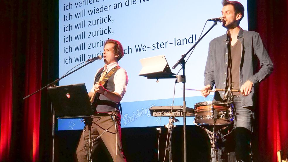 Beim Rudelsingen, hier ein Foto einer Veranstaltung aus dem Jahr 2018, werden die Liedtexte auf eine Großleinwand gestrahlt. Foto/Archiv: Helmut Vortanz