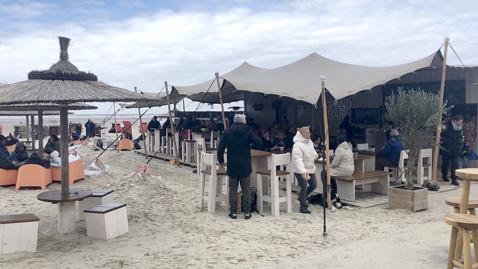 Momentan schützt sich die Milchbude StrandFlair noch gegen die steife Brise. Im Sommer bietet sie dann Schutz vor der Sonne. Foto: Oltmanns