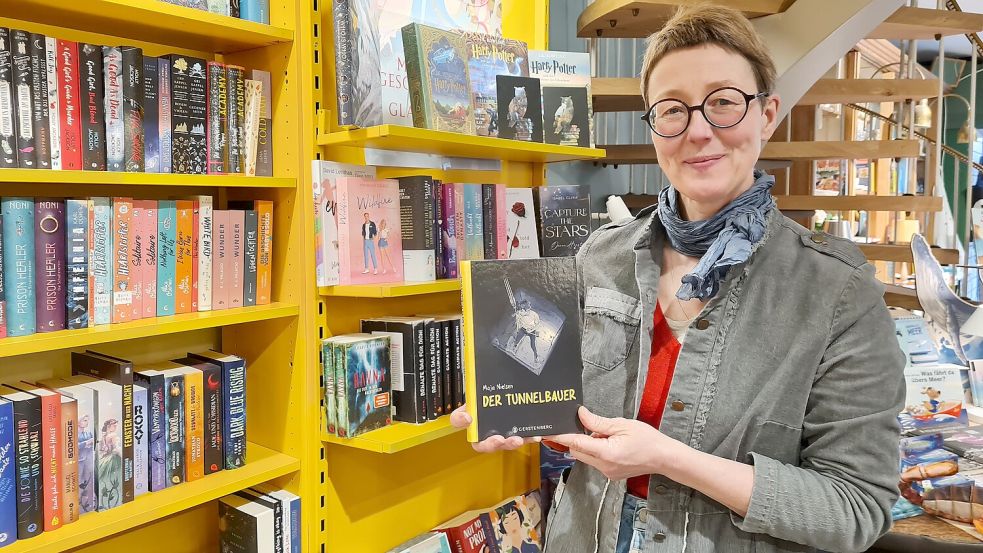 Buchhändlerin Katja Zimmer-Rapp hat ein Jungendbuch vorgeschlagen. Es heißt: „Der Tunnelbauer“. Foto: Cordes