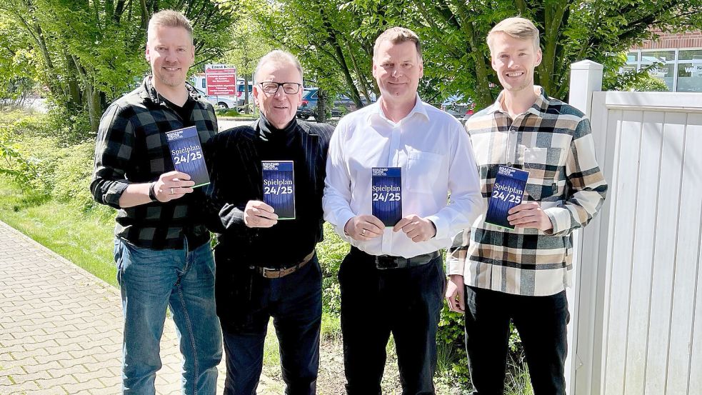 Vorfreude im Team des Boulevardtheaters Bremen (von links): Marc Gelhart (Pressesprecher), Heinz-Hermann Kuhlmann (Geschäftsführer), Kay Kruppa (Intendant) und Patrick Kuhlmann (Assistent der Geschäftsleitung). Foto: Boulevardtheater Bremen