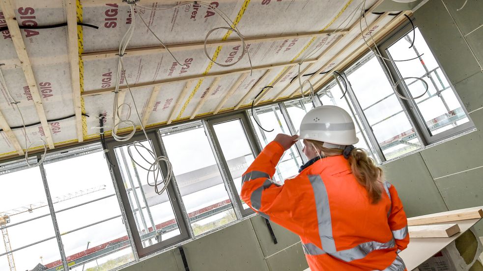 Rundum Fenster: Projektingenieurin Lena Kirchner steht in der neuen obersten Etage. Foto: Ortgies