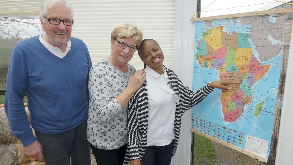 Noella Mugisha Gahungu (rechts) bei einem Besuch in Wiesmoor bei Klaus und Sigrid Renken (von links). Gahungu betreut Patienten vor Ort und arbeitet mit den Ärzten zusammen. Foto: Archiv