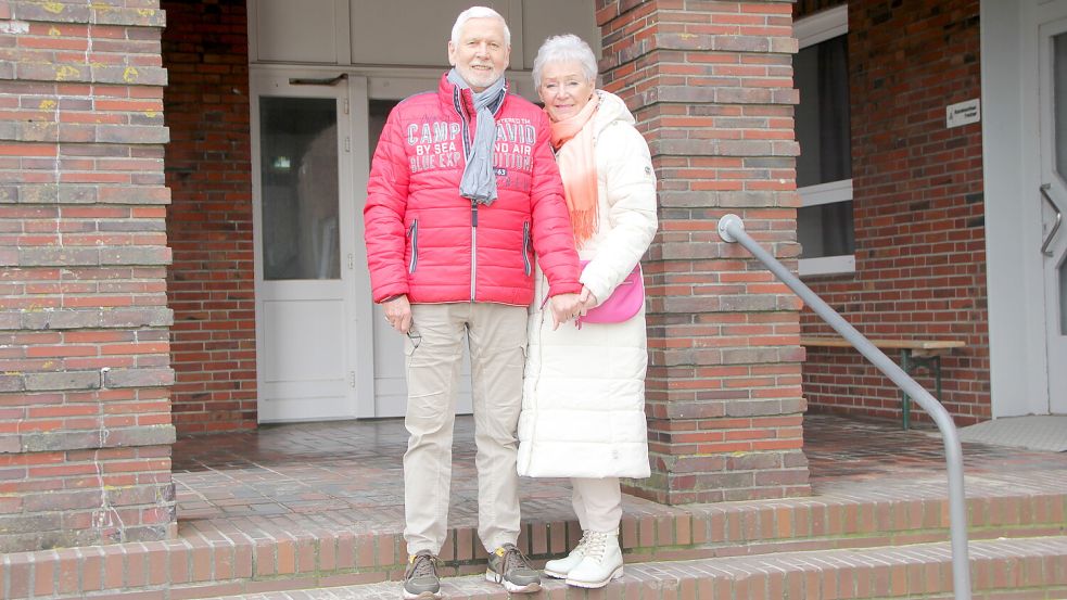 Zurück an einem prägenden Ort seiner Kindheit: Dieter Lehmann und Ehefrau Sigrid stehen auf den Stufen, die er bereits als Junge passierte. Foto: Ferber
