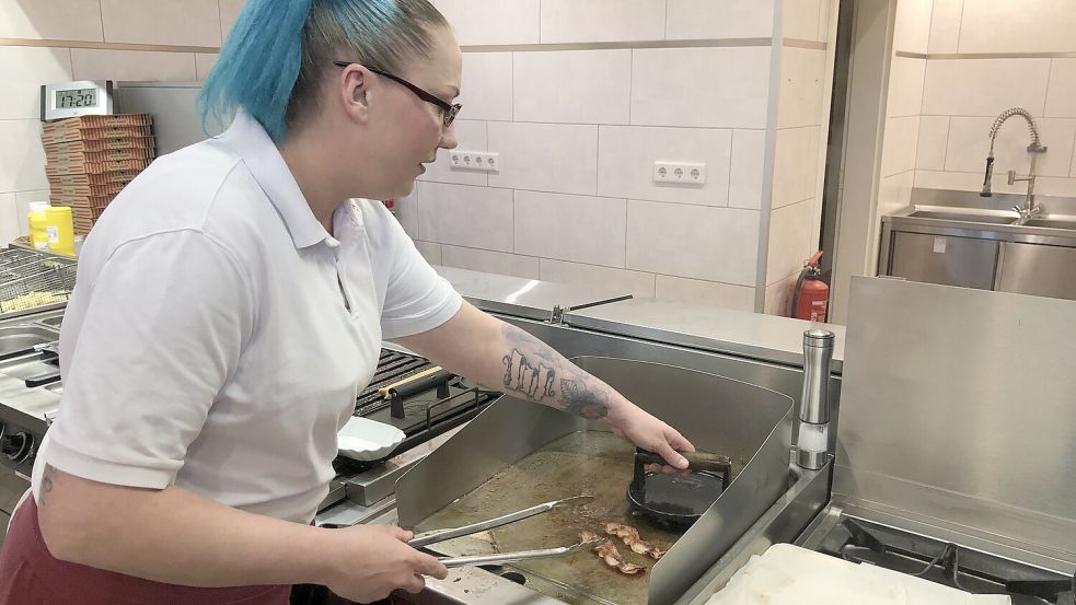 Ramona Hentrop ist heute die Chefin am Herd. Hier „smasht“ sie das Rinderhackfleisch für den getesteten Nacho-Burger. Foto: Leonhard
