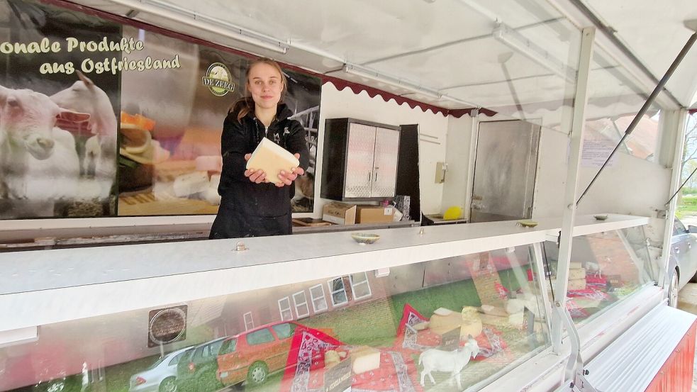 Melissa verkauft auf verschiedenen Wochenmärkten Ziegenkäse im eigenen Verkaufsmobil. Foto: Gettkowski