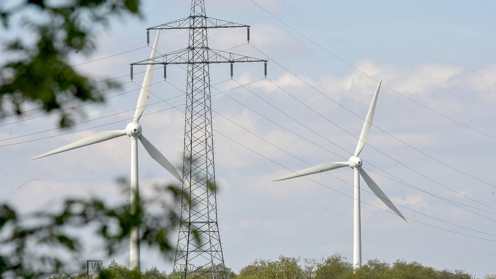 Noch drehen sich wenige Windkraftanlagen in Moormerland, wie hier bei Tergast. Es könnten künftig mehr werden. Foto: Ortgies