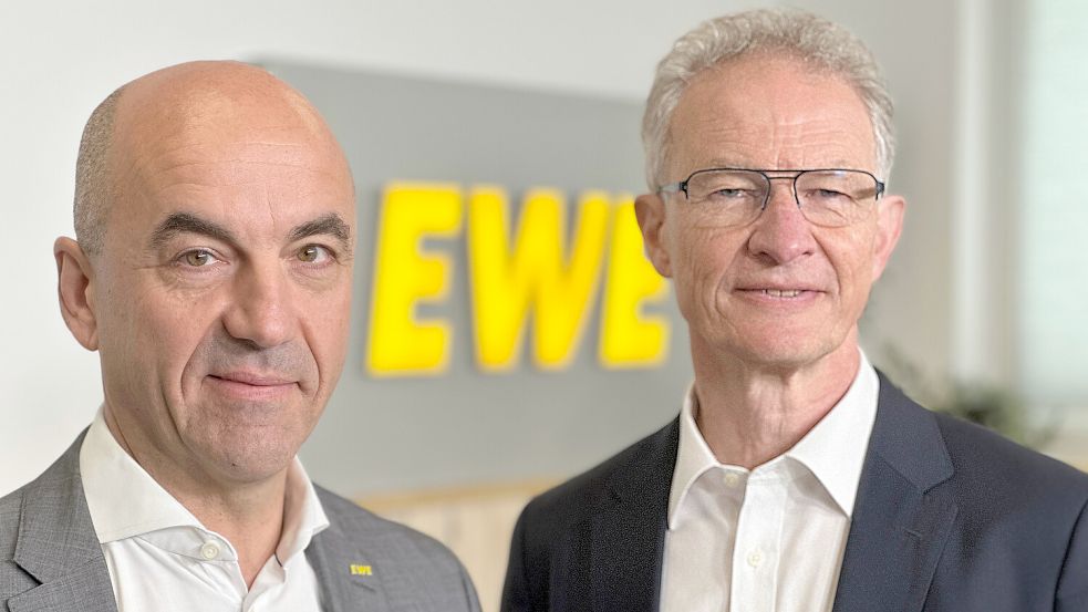 Stellten am Donnerstag bei einer Pressekonferenz die EWE-Bilanz vor: Vorstandschef Stefan Dohler (links) und Finanzvorstand Wolfgang Mücher. Foto: EWE AG