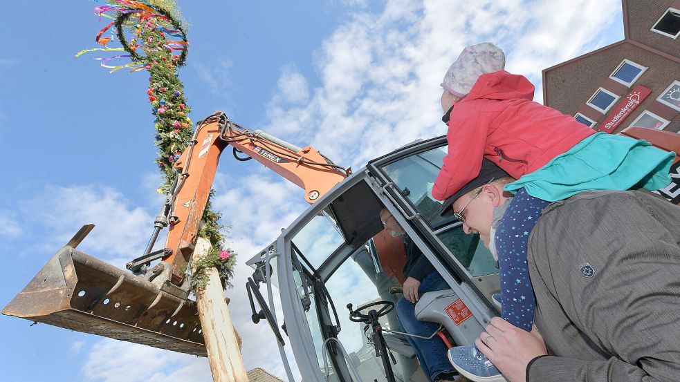 So ein Maibaum entfaltet immer große Anziehungskraft. Foto: Archiv /Ortgies