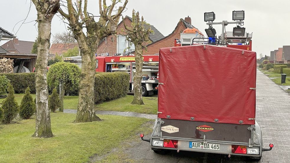 Die Feuerwehr rückte am Dienstag in den Nelkenweg in Moordorf aus. Foto: Feuerwehr Südbrookmerland