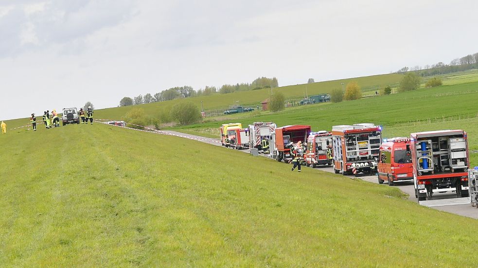 Die Einsatzkräfte rückten zu einem Gasaustritt am Rysumer Deich aus. Foto: Wagenaar