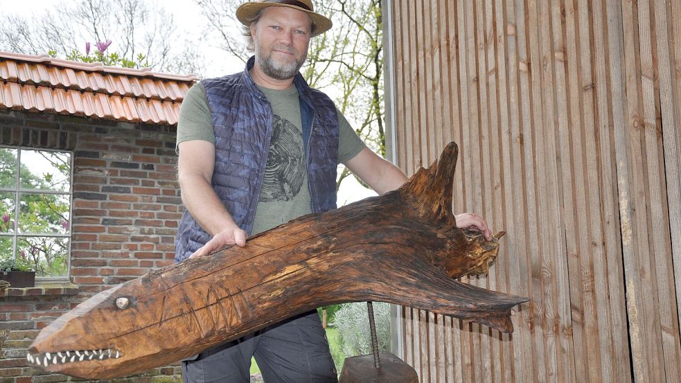 Dieser Hai war 2023 Teil der Harle-Kunstausstellung des Ostfriesischen Kunstkreises. Jetzt bewacht er die Werkstatt von Stefan Doden in Negenbargen. Foto: Ullrich