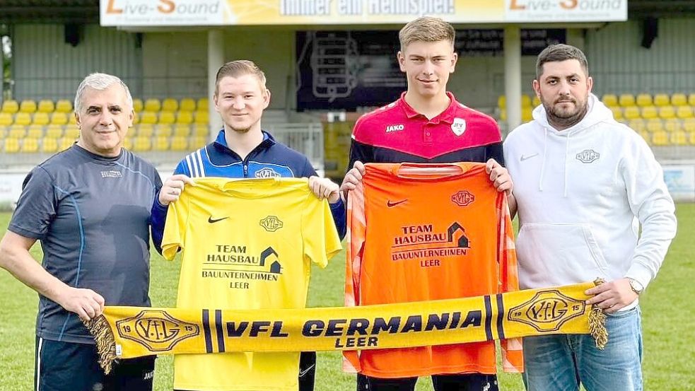 Germanias Sportleiter-Duo Necmettin Celik (links) und Vitali Daniltschenko (rechts) präsentierten die zwei Neuzugänge Marvin Walocha und Florian Demhartner. Foto: Verein