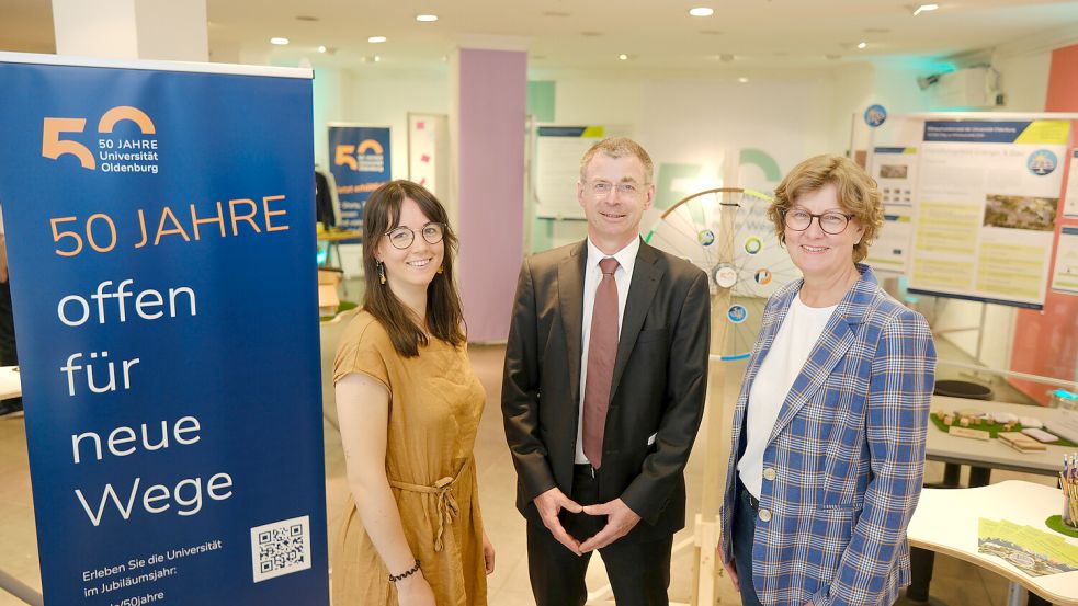 Freuen sich über die Eröffnung des Pop-up-Stores: Klimaschutzmanagerin Anna Krämer, Vizepräsident Prof. Dr. Ralf Grüttemeier und Pressesprecherin Dr. Corinna Dahm-Brey. Foto: Universität Oldenburg/Markus Hibbeler