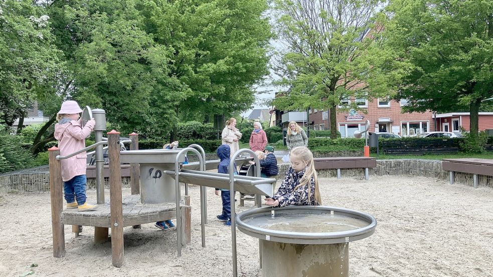 Das geht immer: Wasserspiele und Sandmatschen. Foto: Schuurman