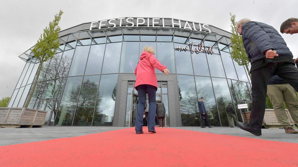 Kübelbäume vom Bahnhof wurden vor das neue Festspielhaus am Wall versetzt. Dort sollen sie vorerst auch bleiben. Foto: Ortgies/Archiv