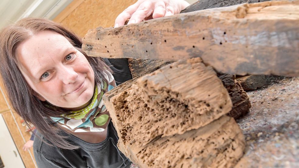 Möbelrestauratorin Mirja Harms zeigt eine besonders befalle Stelle am historischen Webstuhl. Foto: Ortgies