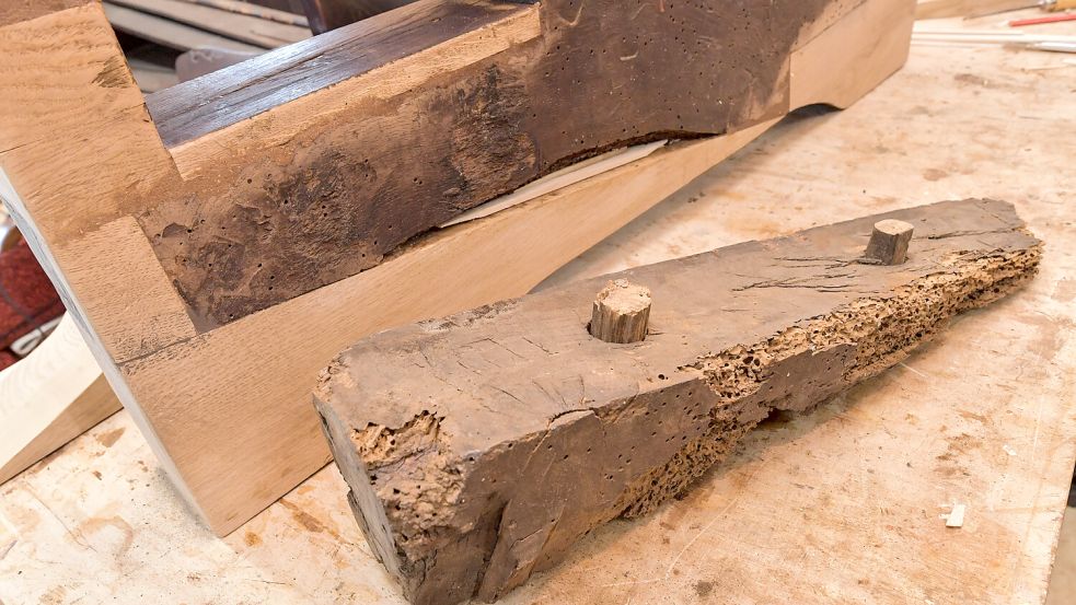 Vorne liegt ein Holzstück, was durch den Nagekäfer schwer beschädigt wurde. Dahinter sieht man das bereits ausgetauschte Stück Holz an der sogenannten Wange des Webstuhls. Foto: Ortgies