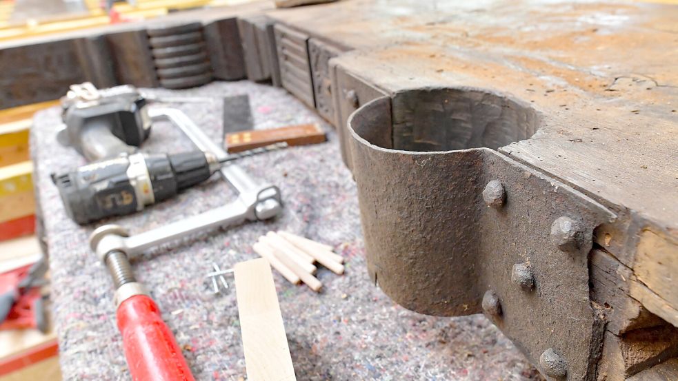 Der überwiegende Teil des Webstuhls besteht aus Holz. Es gibt nur wenige Metallelemente. Foto: Ortgies