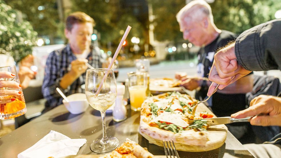 Für Speisen in Restaurants werden seit Jahresbeginn wieder 19 Prozent Mehrwertsteuer fällig. Foto: Arnold/dpa