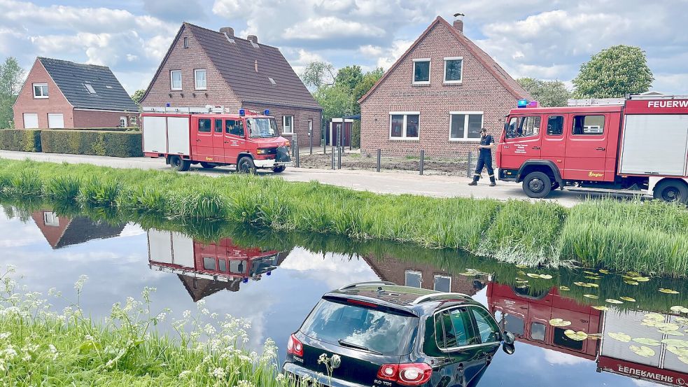 Das Auto landete im Kanal. Foto: Timo de Vries/Feuerwehr