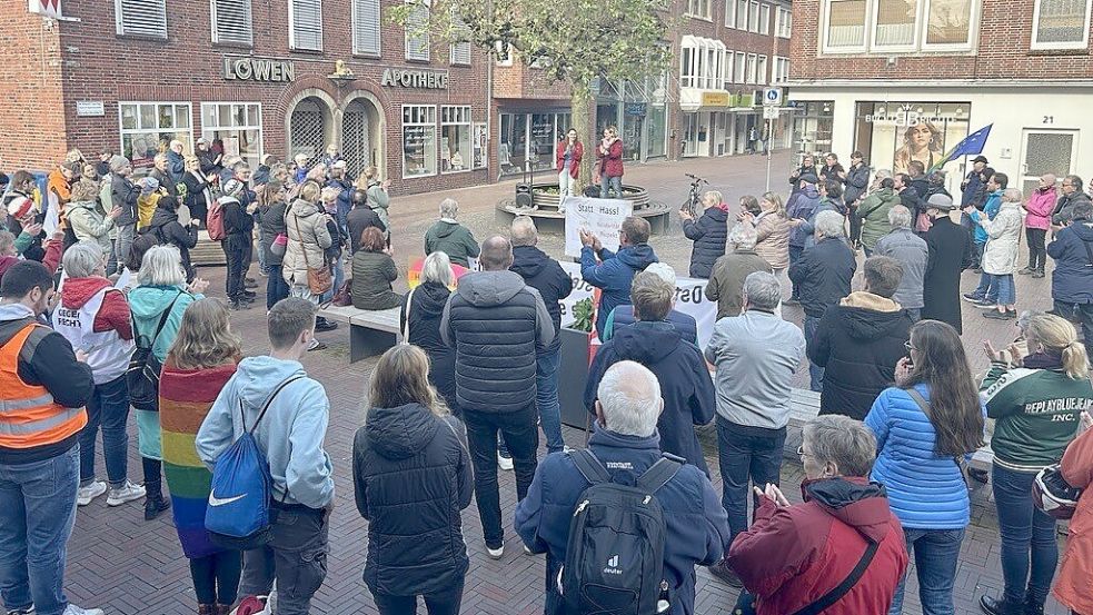 Rund 150 Menschen haben an der spontanen Solidaritätskundgebung in Emden für den attackierten SPD-Politiker Matthias Ecke teilgenommen. Foto: Weiden