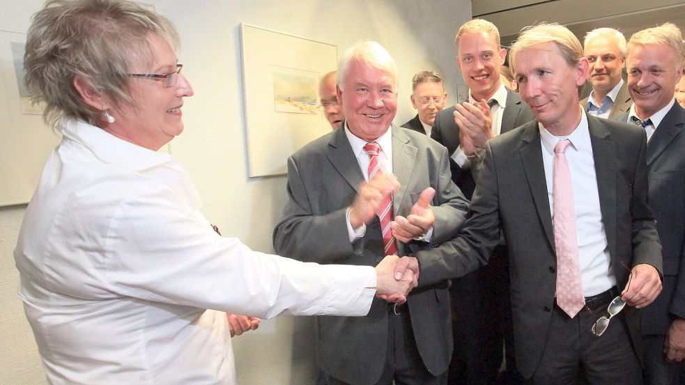 Das war knapp: 2011 gratulierte die unterlegene Kandidatin Antje Gronewold dem Wahlsieger Harm-Uwe Weber. Foto: Archiv/Ortgies