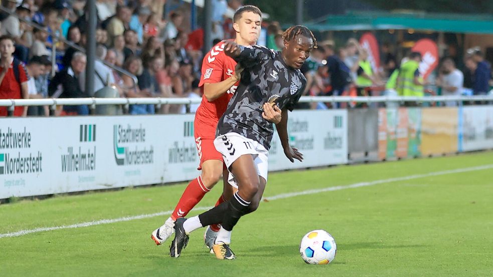 Michael Igwe (vorne) ist nur schwer zu stoppen. Er ist einer der schnellsten Spieler der Regionalliga Nord. Aktuell läuft er noch für Teutonia Ottensen auf. Foto: Imago