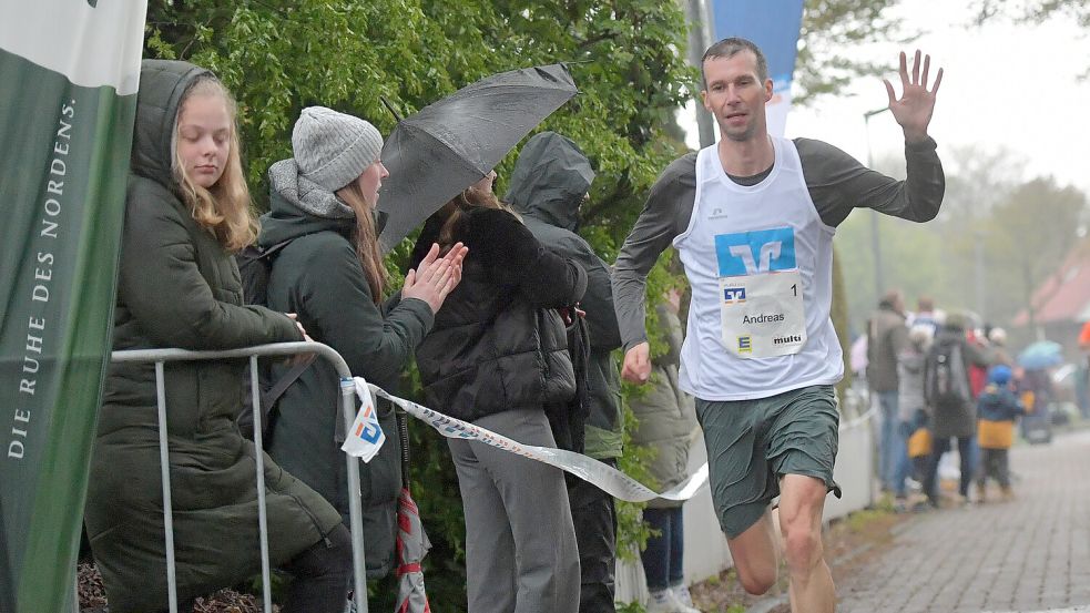 2023 lief Andreas Kuhlen im Regen als Erster in Plaggenburg über die Ziellinie. Und diesen Freitag? Das Trikot des Führenden wird diesmal jedenfalls nicht er, sondern Tammo Oldigs tragen. Fotos: Ortgies