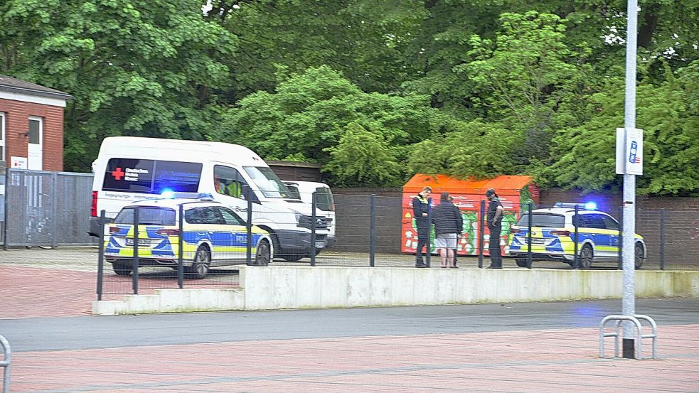 Vor dem Haus Deichstraße kam es wegen einer Schlägerei zu einem Polizeieinsatz. Foto: Wolters