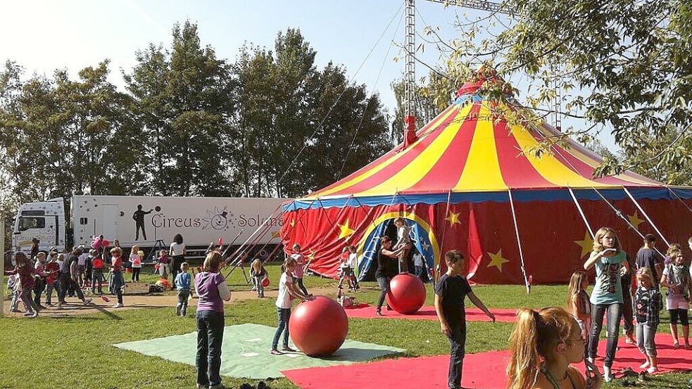 Das farbenfrohe Zirkuszelt bleibt diesmal im Lkw. Der Circus Soluna macht die Kinder der Grundschule Wiesmoor diesmal in der KGS-Turnhalle zu Stars in der Manege. Foto: Circus Soluna