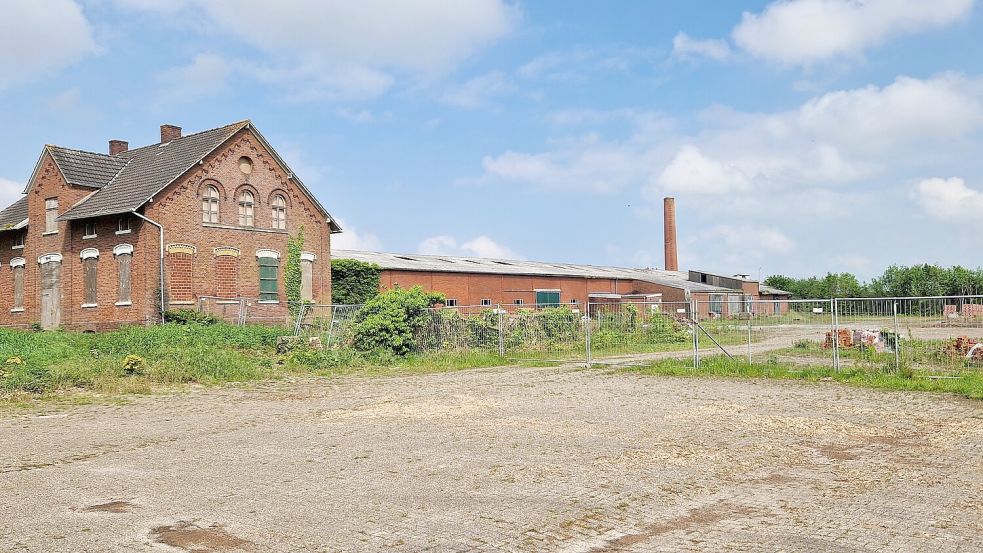 Nach der bisherigen Planung soll die frühere Villa der Ziegelei Reins, das sogenannte Helgenhaus, saniert werden. Dort könnte ein Tourismus-Büro direkt an der Internationalen Dollard-Route entstehen. Foto: Gettkowski
