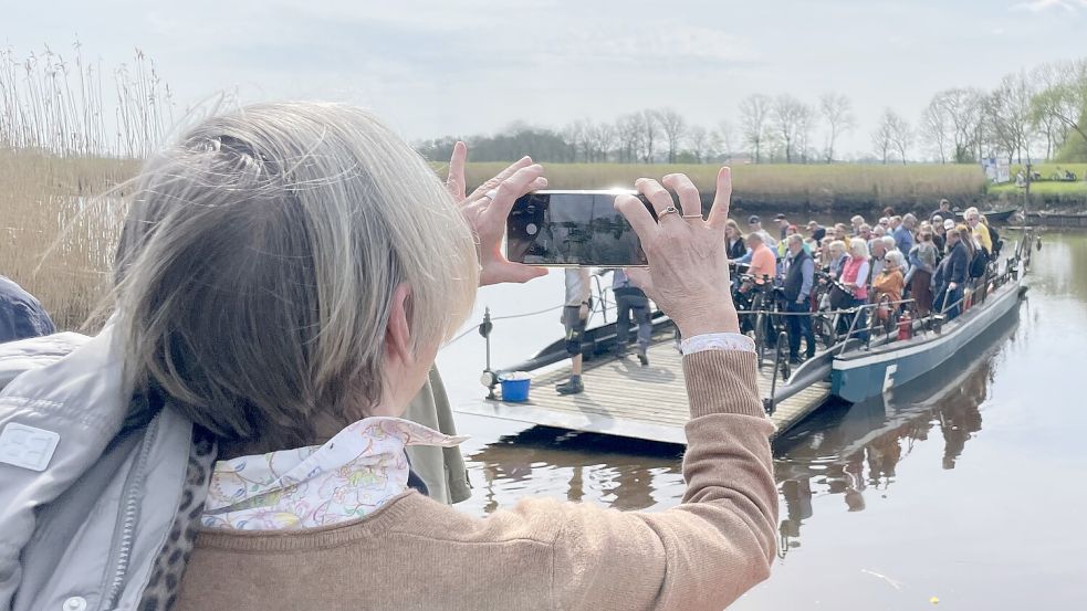 Ein Höhepunkt auf der Fehnroute: die per Hand gezogene Pünte in Wiltshausen. Foto: Nording/Archiv