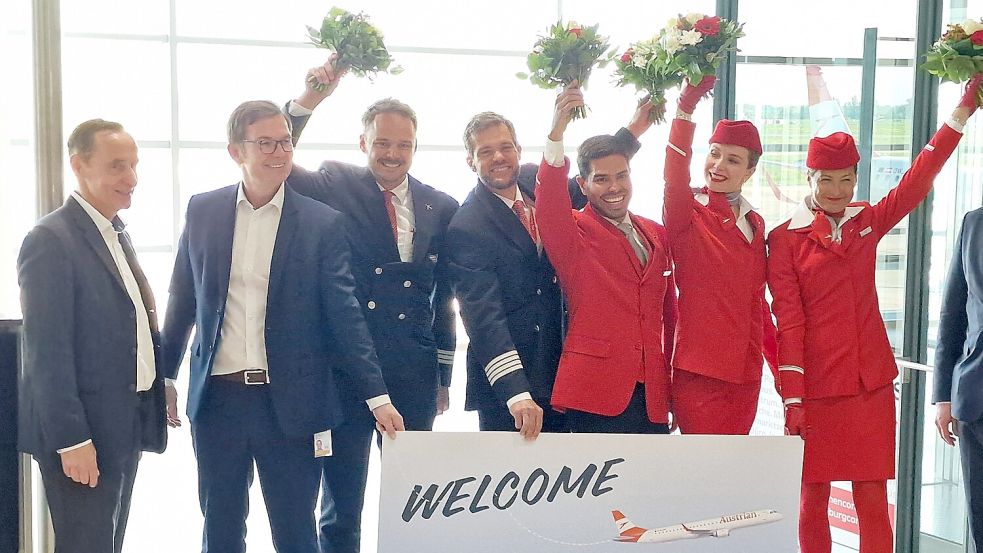 Willkommen am Bremer Flughafen: Die Crew des ersten Austrian-Airlines-Fluges wurde von Flughafenchef Dr. Marc Cezanne (links) mit Blumen empfangen. Foto: Unterberg