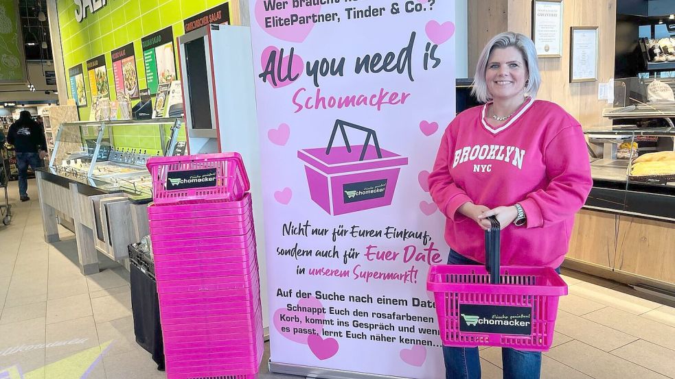 Relana Behrens greift im Edeka in Hagen zu einem rosa Einkaufskorb. Foto: Feenke Hornbostel/Nordsee-Zeitung