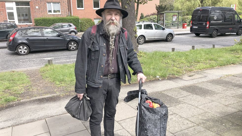 Rentner Holger Klein ist froh über das Angebot der Tafel und gibt zu, Lebensmittel auch schon geklaut zu haben. Foto: Ankea Janßen